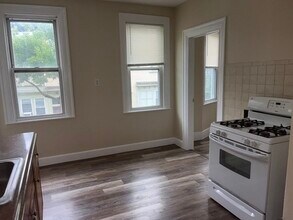 194 Lexington St, Unit 2 in Boston, MA - Foto de edificio - Building Photo