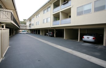 327 Torino Dr in San Carlos, CA - Building Photo - Building Photo