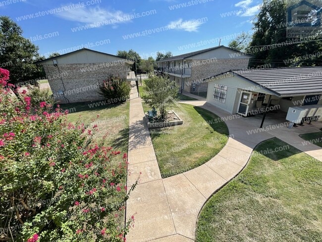 1502 NW Kingsbury Ave in Lawton, OK - Foto de edificio - Building Photo