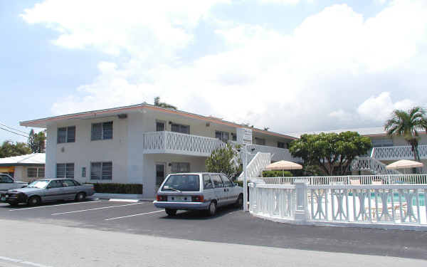 Tropic Aire Apartments in Fort Lauderdale, FL - Foto de edificio - Building Photo