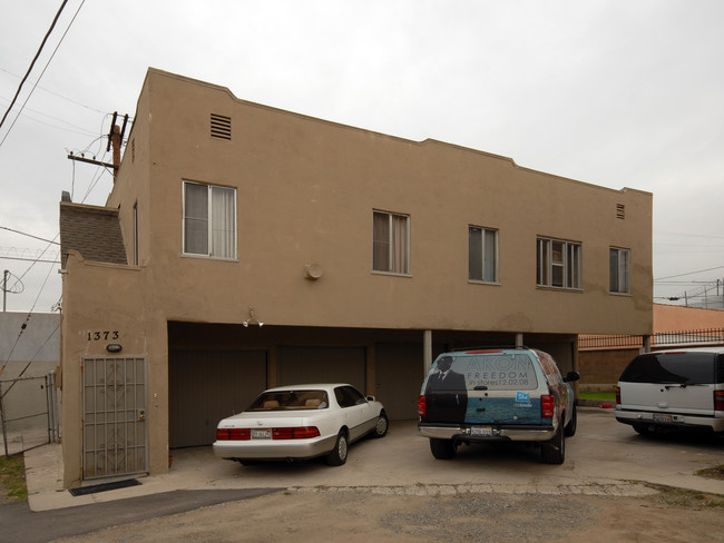 1371 S Cloverdale Ave in Los Angeles, CA - Foto de edificio - Building Photo