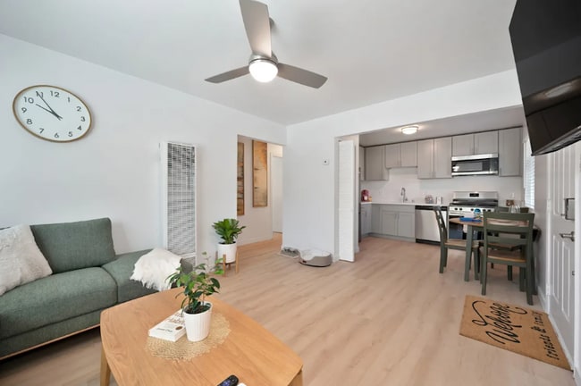 6431 Benning St in Orangevale, CA - Foto de edificio - Building Photo