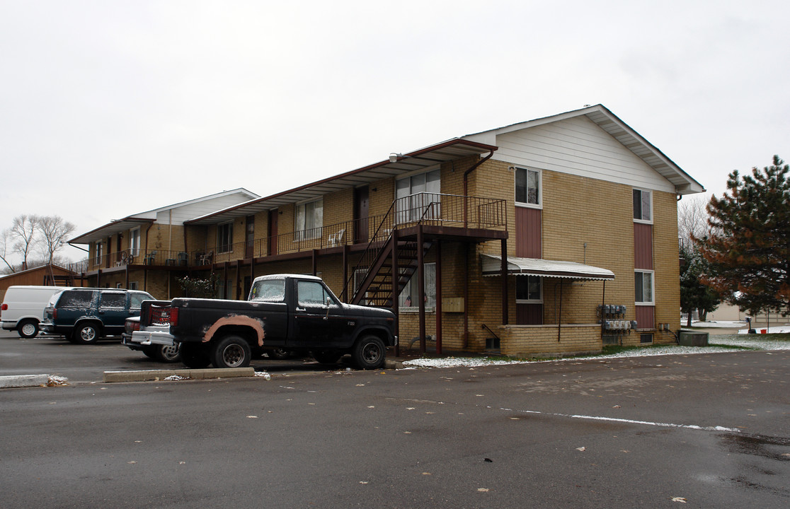 Samantha Manor Apartments in Fraser, MI - Building Photo