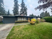 8413 220th St SW in Edmonds, WA - Foto de edificio - Building Photo