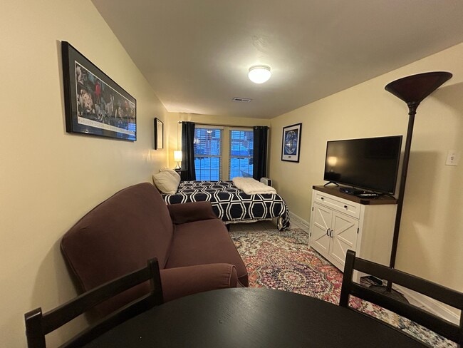 2422 Observatory Pl NW, Unit Studio Apartment, Unit Studio Apartment