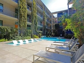 1221 Broadway Lofts in San Antonio, TX - Building Photo - Building Photo