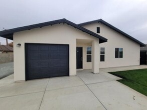 1800 Dover St in Delano, CA - Building Photo - Building Photo