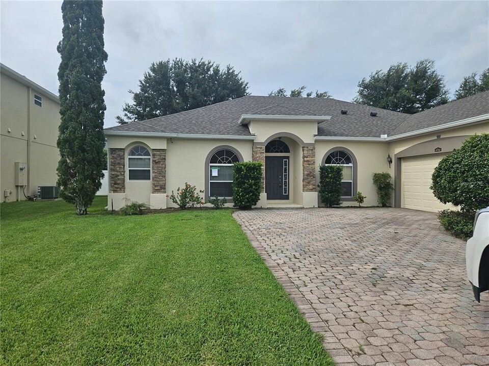 4916 Cape Hatteras Dr in Clermont, FL - Building Photo