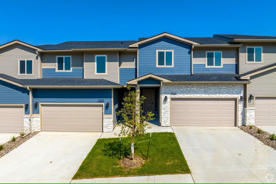 9137 Calvin Dr in West Des Moines, IA - Foto de edificio