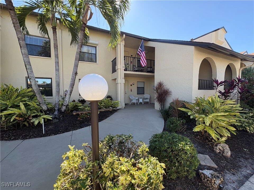 8383 Charter Club Cir in Ft. Myers, FL - Foto de edificio