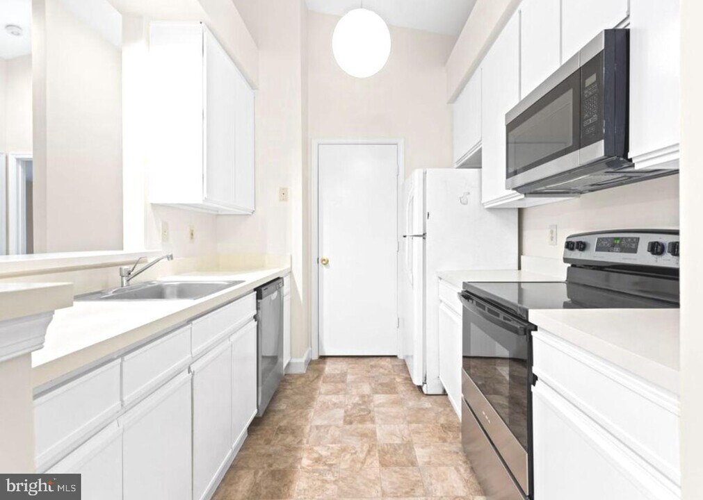 13601 Sir Thomas Way-Unit -42 in Silver Spring, MD - Building Photo