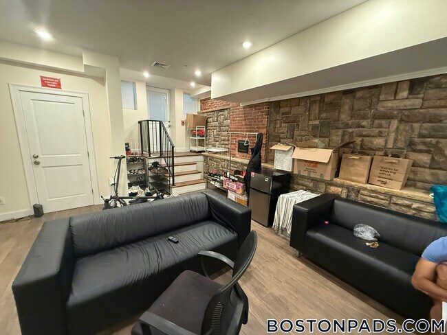 1616 Beacon St in Brookline, MA - Building Photo - Building Photo