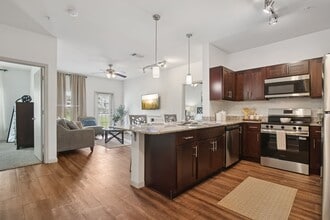 Crenshaw Grand in Pasadena, TX - Foto de edificio - Building Photo