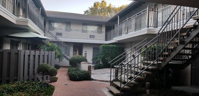 15444 Vanowen St, Unit 2 in Los Angeles, CA - Building Photo - Building Photo