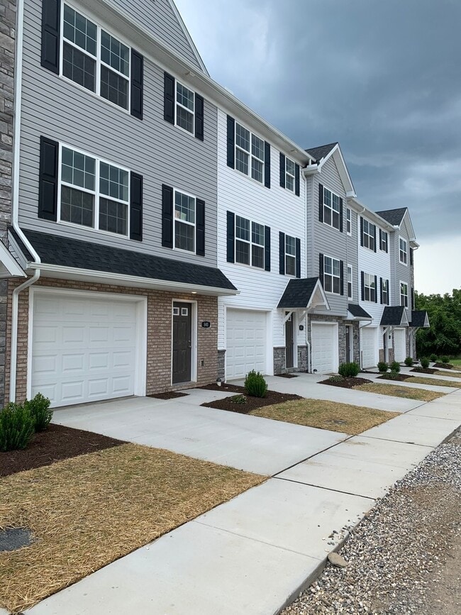 810 Lantern Ct in Red Lion, PA - Building Photo - Building Photo