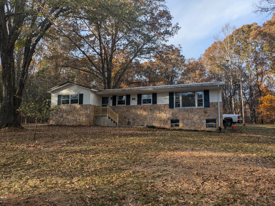 522 Masons Ln in Ferrum, VA - Building Photo