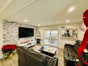 8000 NW 74th Ter in Tamarac, FL - Foto de edificio - Building Photo