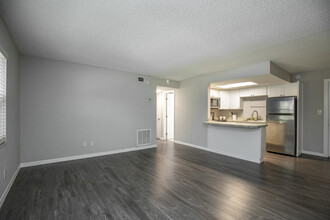 Nordica Flats in St. Petersburg, FL - Building Photo - Interior Photo