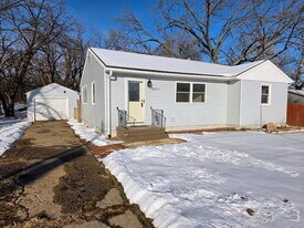 6813 Urbandale Ave in Urbandale, IA - Building Photo