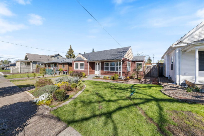 1014 NE Hembree St in McMinnville, OR - Building Photo - Building Photo