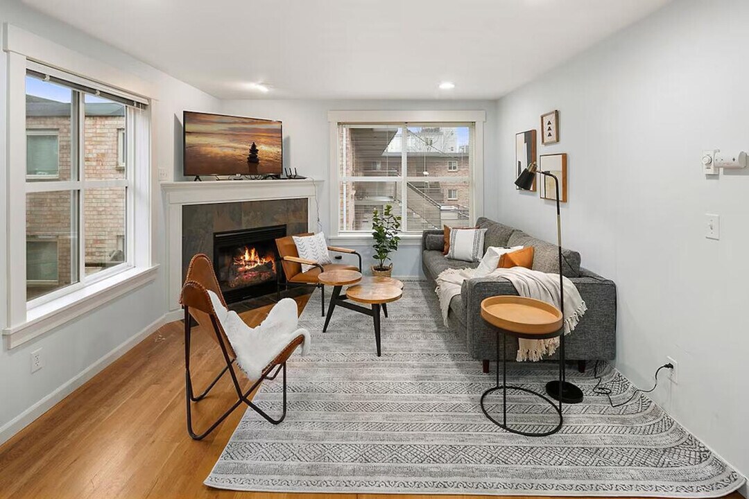 1215 Dexter Ave N in Seattle, WA - Building Photo