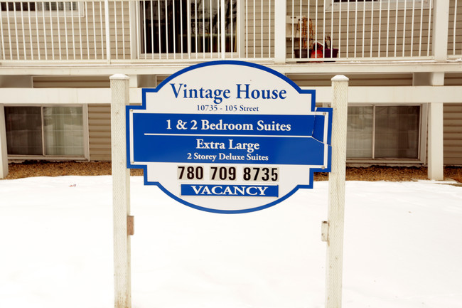 Vintage House in Edmonton, AB - Building Photo - Building Photo