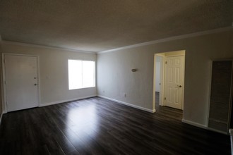 Villa Vista Apartments in Stanton, CA - Foto de edificio - Building Photo