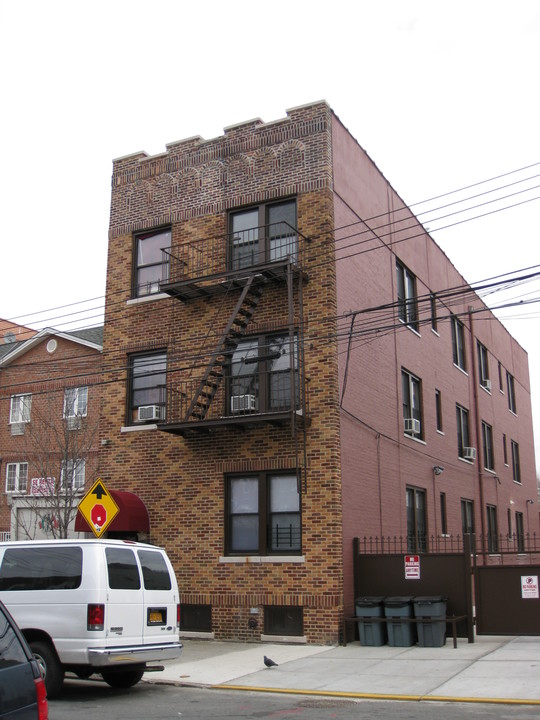 38-17 111th St in Flushing, NY - Building Photo