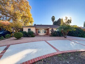 15424 Camarillo St in Sherman Oaks, CA - Building Photo