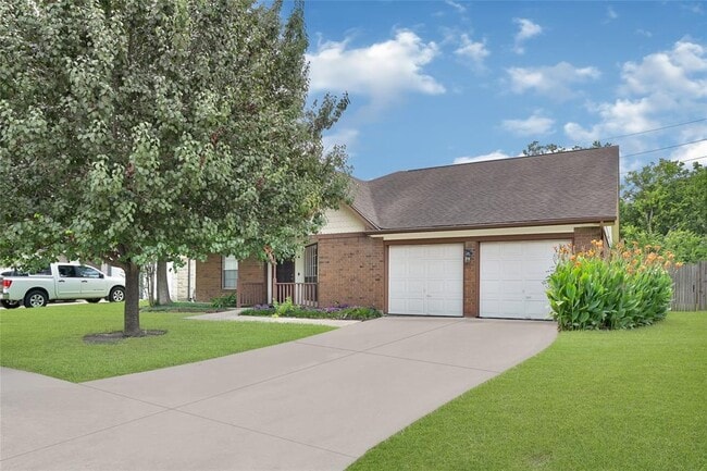 2215 Saradon Dr in Sugar Land, TX - Building Photo - Building Photo