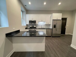 1730 W. Greenleaf Ave in Chicago, IL - Building Photo - Building Photo