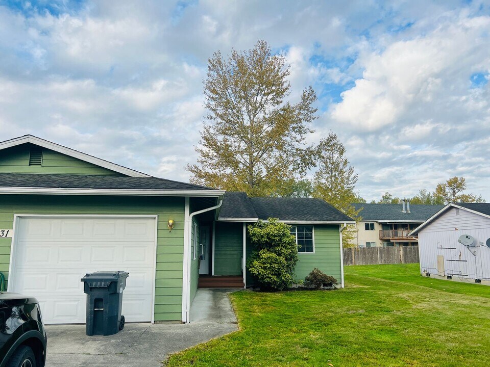2031 E Broadway in Mount Vernon, WA - Building Photo