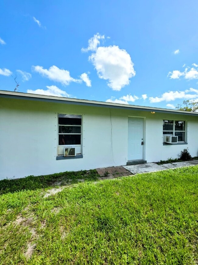 5626 Sixth Ave in Ft. Myers, FL - Foto de edificio - Building Photo