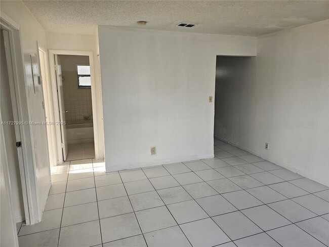 2441 NW 8th Pl in Fort Lauderdale, FL - Building Photo - Building Photo