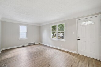 15705 Fernway Dr in Maple Heights, OH - Building Photo - Building Photo
