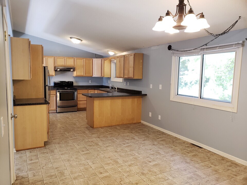 21 1st Ave NE, Unit 1 in New London, MN - Building Photo