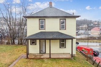 1040 S Main St in Greensburg, PA - Building Photo - Building Photo