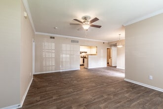 Pinnacle Woods Apartments in Lawrence, KS - Foto de edificio - Building Photo