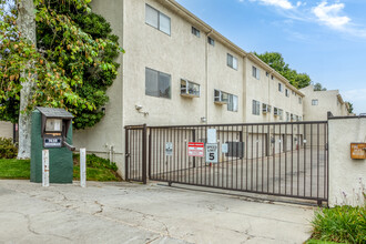 7439 Woodman Ave in Van Nuys, CA - Building Photo - Building Photo