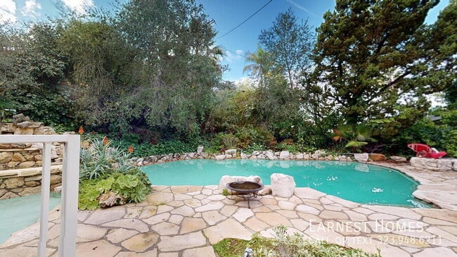 4121 Hayvenhurst Dr in Los Angeles, CA - Building Photo - Building Photo