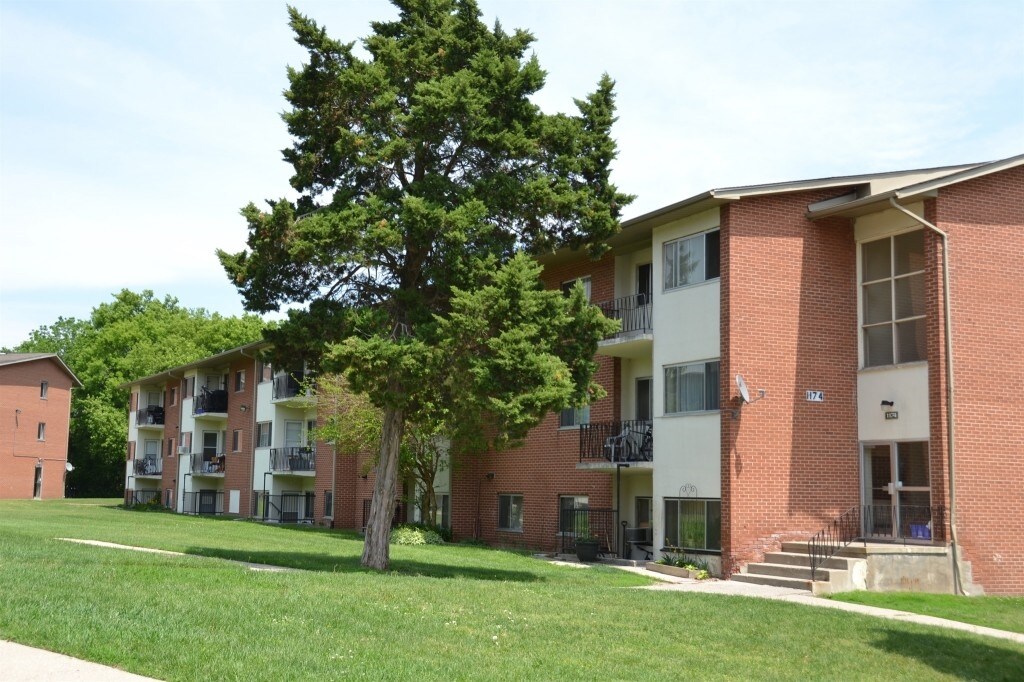 Valley View Apartments in London, ON - Building Photo
