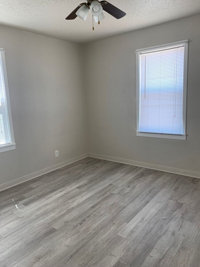 1812 W 17th Ln in Portales, NM - Building Photo - Building Photo