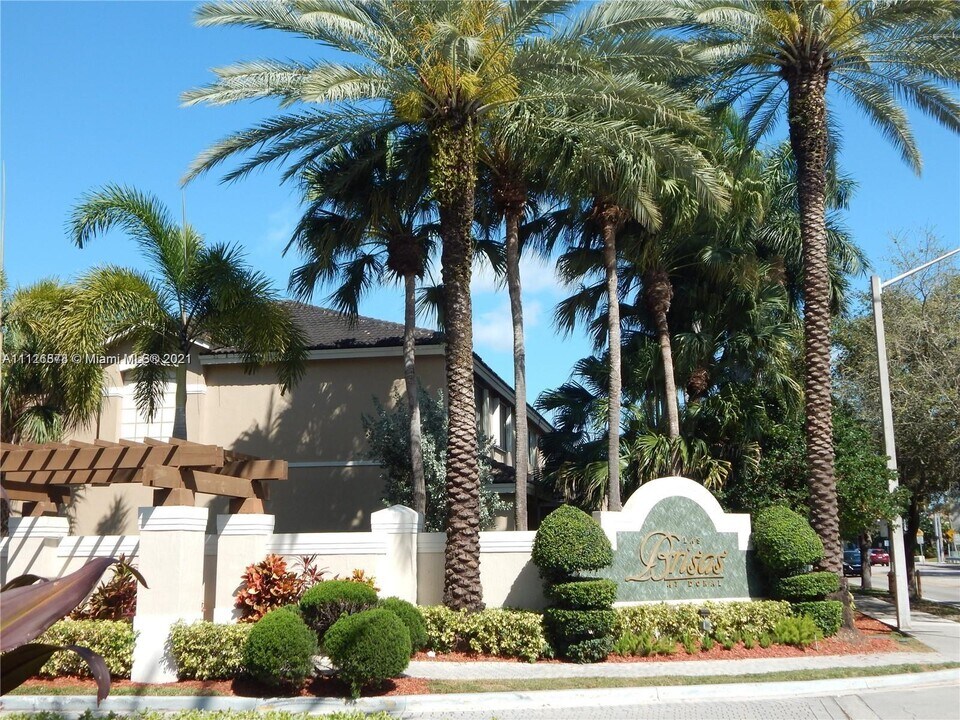 5600 NW 114th Pl-Unit -106 in Doral, FL - Building Photo