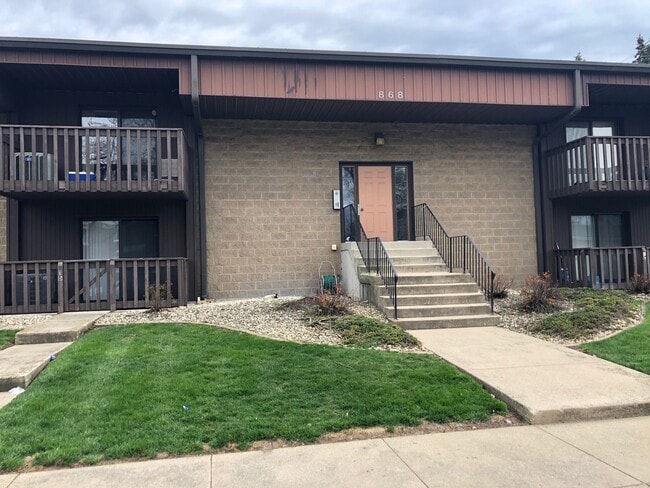 property at 868 N Prairie Ave