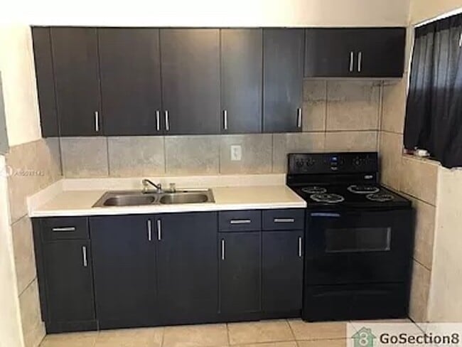 4Plex in Opa Locka, FL - Foto de edificio - Building Photo