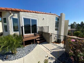 720 Woodlawn Dr in Thousand Oaks, CA - Foto de edificio - Building Photo
