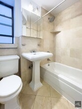 East 13th Street in New York, NY - Foto de edificio - Building Photo