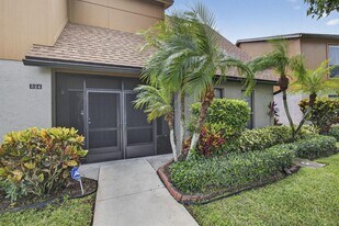 323 Sandtree Dr in Palm Beach Gardens, FL - Building Photo