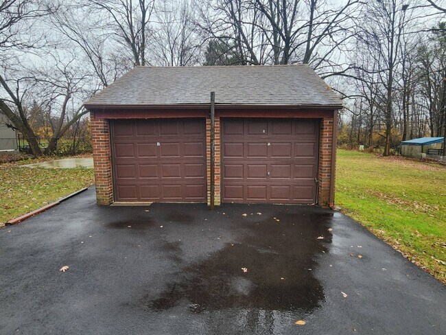 21481 Forbes Rd in Bedford, OH - Building Photo - Building Photo