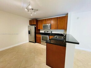 10101 W Sunrise Blvd in Plantation, FL - Building Photo - Building Photo